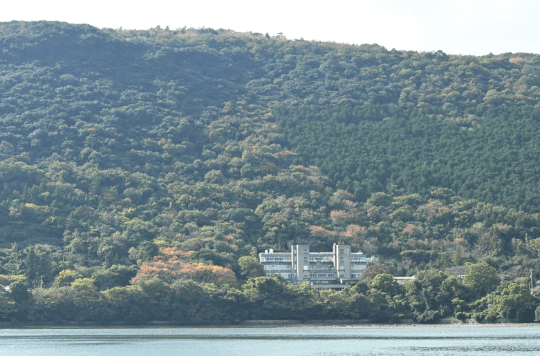 02_海と山に囲まれた立地環境