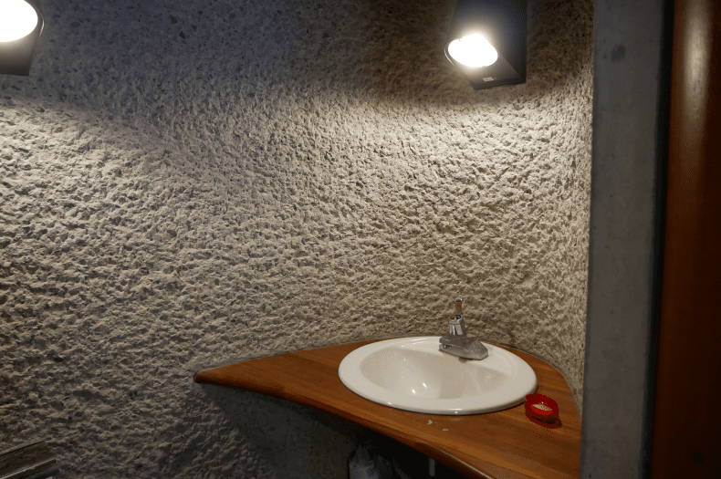 12_2階 トイレ手洗い廻り 壁はコンクリートはつり仕上げ