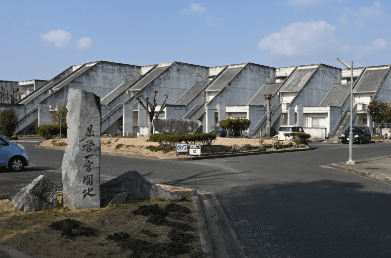 01_団地入口に建つ館名石