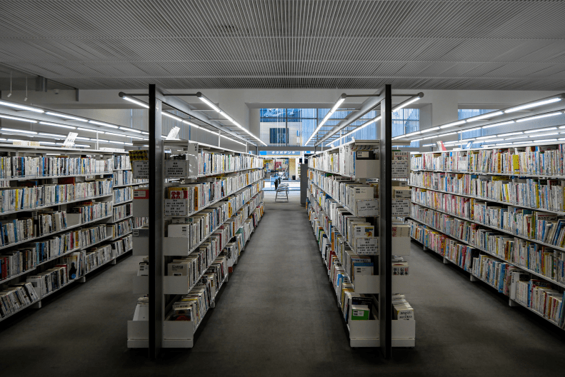 15_丸亀市立中央図書館 内観（一般図書コーナー）