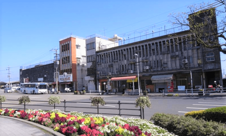 01_駅前ロータリーからのぞむ