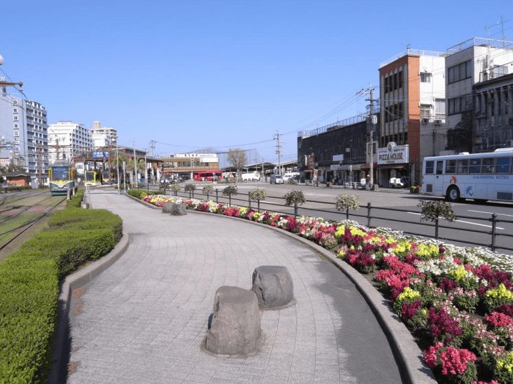 05_正面にJR鹿児島駅と市電停留所がみえる