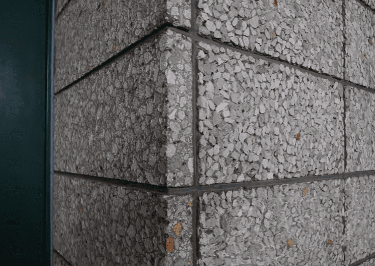 15_エントランス壁仕上　砕石コンクリート版を一面は磨き一面は凹凸