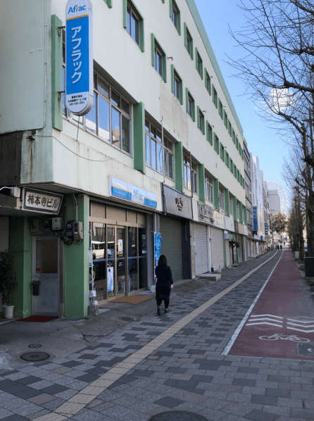 10_第二ビル前の歩道（奥が中央駅方面）