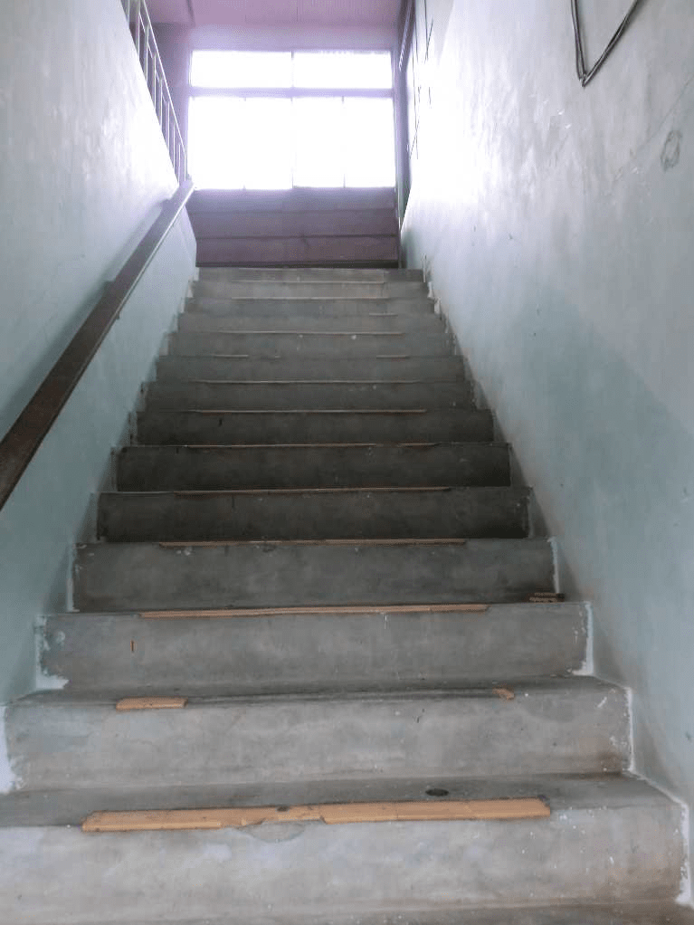 07_反物を運び⼊れしやすいように作られた２階への直階段