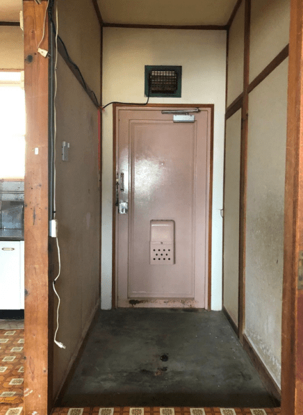 11_メゾネット住戸の玄関踏込み　右側に物置と便所