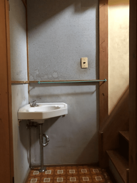 13_3階のメゾネット住戸　手洗い器と住戸内階段