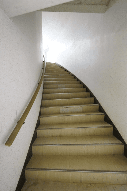 06_1階と地下1階館の階段