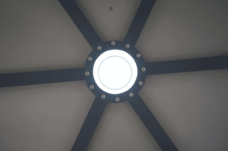 07_内部天井の中心にあるトップライト