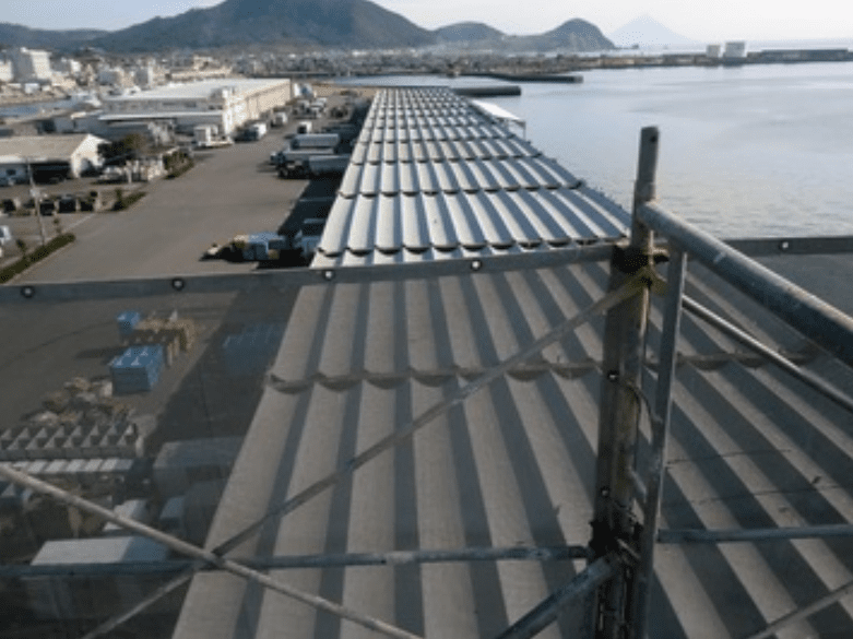 04_枕崎漁港の新港北側　水揚げ荷捌き施設　屋根全景