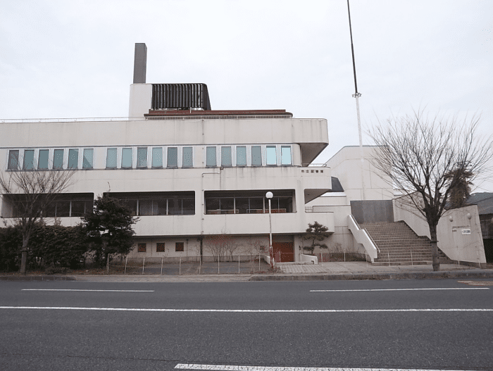 04_外観 図書館棟北面西階段