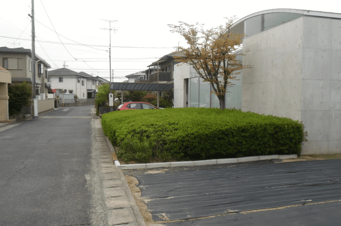 02_道路・植込みと建物