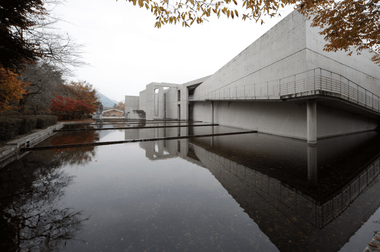 03_建築外観（南東）と流水の庭