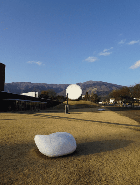 02_南より 円筒形の展示室「太陽」外観