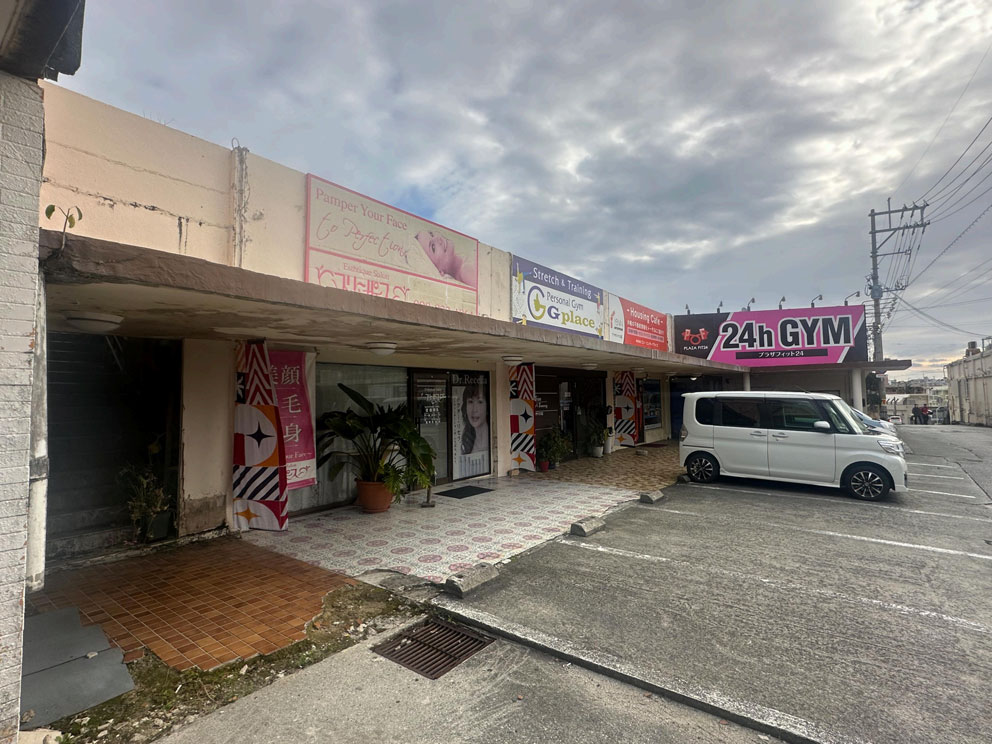 10_PLAZA HOUSE SHOPPING CENTER