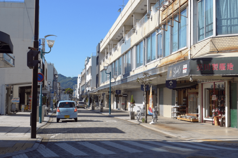 02_街区西側から見る　奥まで防災建築街区が続く