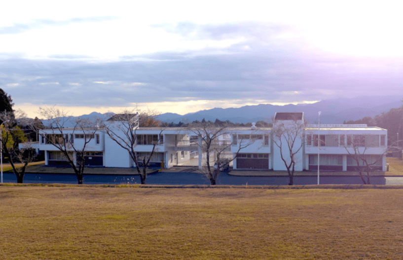 03_北東から事務棟を見る