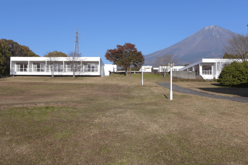 07_宿泊・寮ゾーンから教育・共用ゾーンを見る