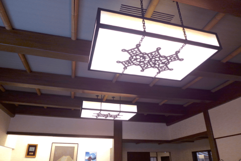 09_居間の照明と塩ビ成形材を用いた天井