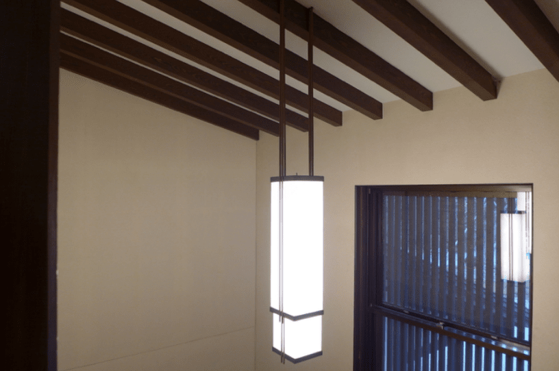 16_階段室の照明　配線を吊り子に隠している