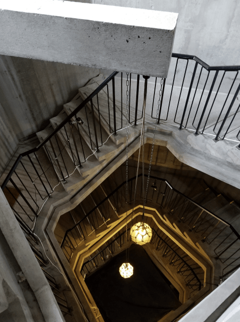 06_階段室（屋上より下（海底）を見る）