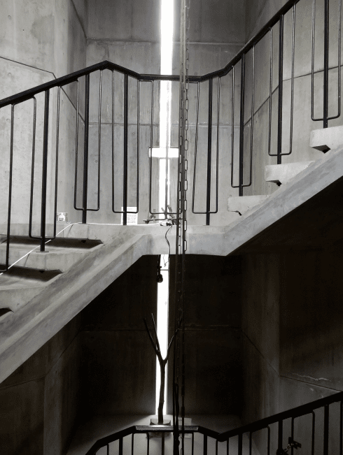 08_階段室（十字の光のスリット）