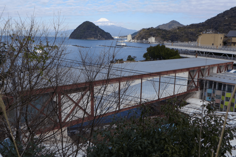 07_陸側から海側を見る　奥に富士山