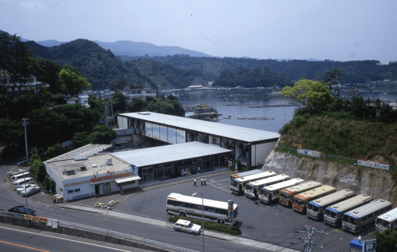 16_開園時の写真　入口棟と主棟（提供：伊豆箱根鉄道）