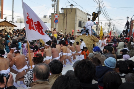 Tug-of-war at the marketplace in Aizu Sakashita-cho