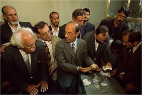 大切に守られていた秘宝が十数年ぶりに金庫から取り出された瞬間(2004年4月)Photograph by Kenneth Garrett,copyright National Geographic Society