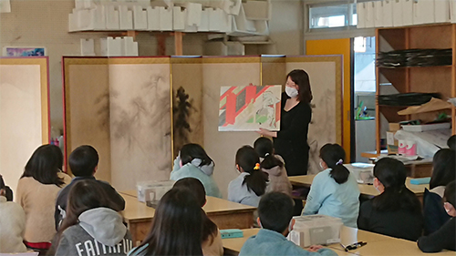 プログラム①「自分だけの松林図屏風をつくってみよう!」の授業の様子