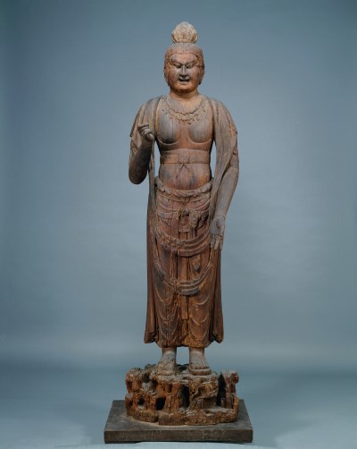 大安寺に伝わる木彫の一つ。胸飾や腰帯などの装身具を、細やかに彫り出している。重要文化財　伝楊柳観音立像（奈良・大安寺）