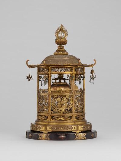中世の大安寺に安置されていた舎利容器。華麗な透彫が見事で、わが国を代表する舎利容器と評されるほど。国宝 金銅透彫舎利容器(奈良・西大寺)