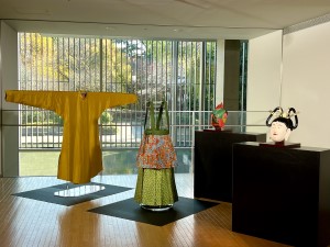 伎楽面と伎楽装束 展示期間:【伎楽面 呉女・伎楽装束 裳】1/31~7/30【伎楽面 迦楼羅・伎楽装束 袍】8/1~翌1/28