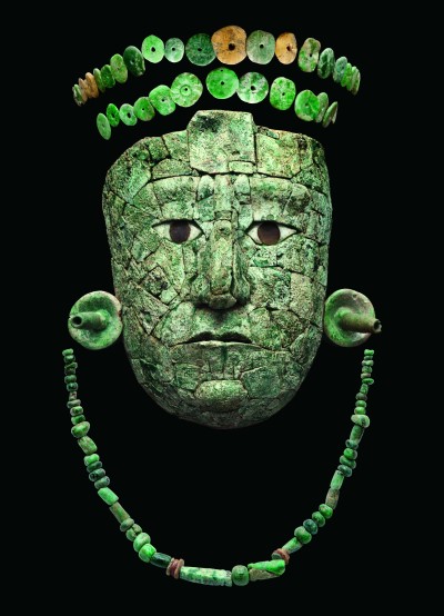 赤の女王のマスク・冠・首飾り マヤ文明 7世紀後半 パレンケ遺跡博物館蔵 ©Secretaría de Cultura-INAH-MEX. Foto: Michel Zabé