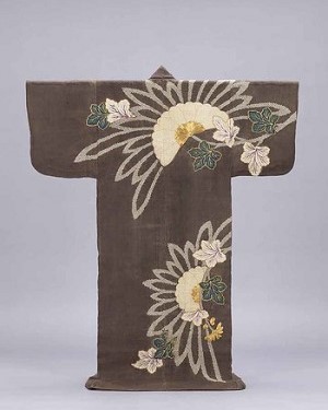 実際に製作されたきものの例 濃茶麻地菊棕櫚文様帷子 江戸時代・17世紀 京都国立博物館所蔵 出典:ColBase(https://colbase.nich.go.jp/)