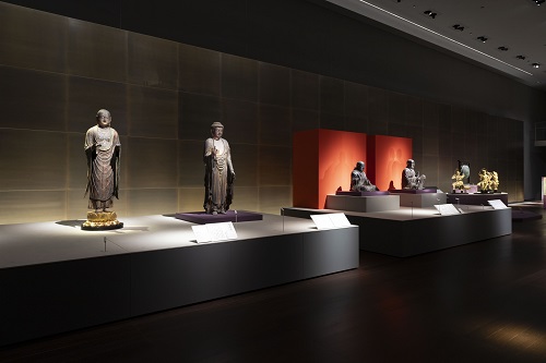 (展示風景 左から)重文 地蔵菩薩立像 愛知・西光寺像【10月8日~12月1日展示】 阿弥陀如来立像 京都・百萬遍知恩寺像 【10月8日~12月1日展示】 重文 法然上人坐像 奈良・當麻寺奥院蔵 【10月8日~11月4日展示】 重文 善導大師坐像 奈良・来迎寺蔵 【10月8日~11月4日展示】