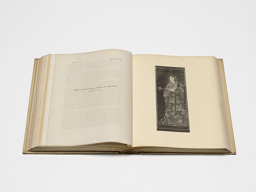 Histoire de l’Art du Japon（『日本美術史』） 千九百年巴里万国博覧会臨時博覧会事務局編 明治33年（1900）刊　京都国立博物館蔵【通期展示、頁替あり】