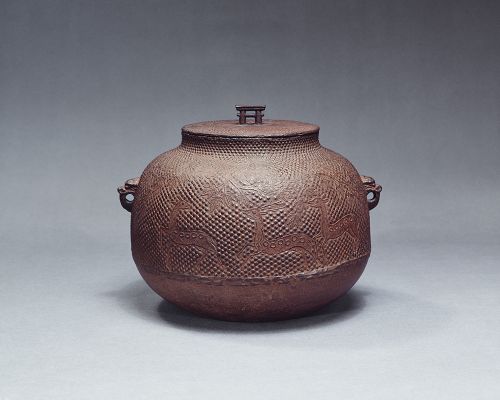 重要文化財　芦屋霰地楓鹿図真形釜　　室町時代・15世紀　京都・細見美術館