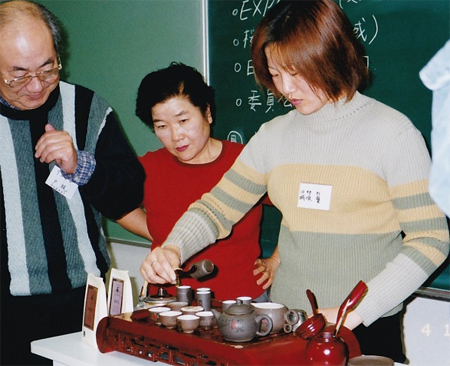 2001年12月「かるみあ」の例会で中国茶紹介