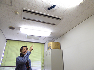 お祈りの部屋の天井には,メッカの方向を示す矢印が設置されています