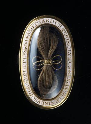 《エドワード4世の遺髪が納められた指輪》1789年　ガラス，毛髪，金　国立西洋美術館　橋本コレクション　Photo :上野則宏