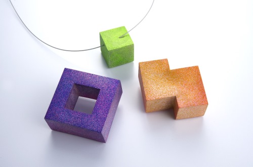 中村ミナト 《ブローチとペンダント「透明な形」》 銀(925)，ラッカー 2011年 個人蔵 撮影：ジュエリーフォト