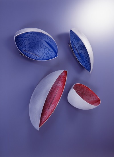 中村ミナト 《ブローチ「inside out」》アルミニウム，アルミ熔射，アクリル絵具 2004年 個人蔵 撮影：西山史祠