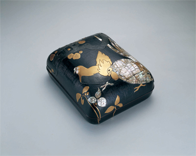浅井忠図案/杉林古香作《文庫(鶏梅蒔絵文庫)》,明治39(1906)年,京都国立近代美術館蔵