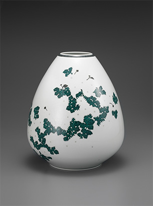 十四代今泉今右衛門　《色絵雪花墨色墨はじき菊文花瓶》　2014年　個人蔵