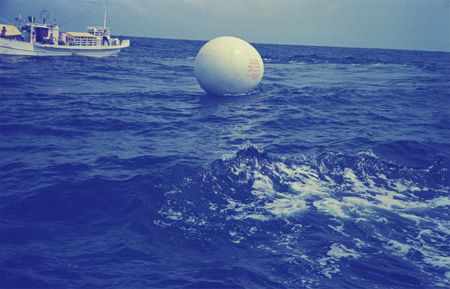 プレイ《VOYAGE: Happening In An Egg》記録写真　1968年8月1日　和歌山県串本町南方海上　撮影 石井信夫　© THE PLAY