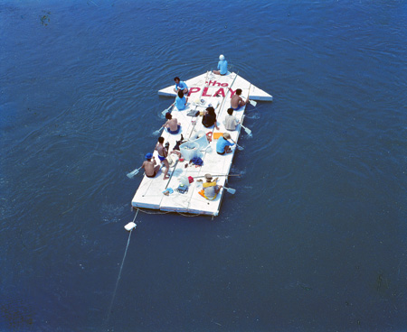 プレイ《現代美術の流れ》記録写真　1969年7月20日　淀川　撮影 樋口茂　© THE PLAY