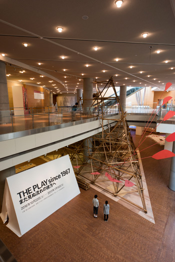 「THE PLAY since 1967 まだ見ぬ流れの彼方へ」（国立国際美術館，2016年）　展覧会場風景（撮影：福永一夫）