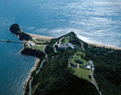 直島 ベネッセハウス，1992/1995年，香川県直島町　（撮影：松岡満男）